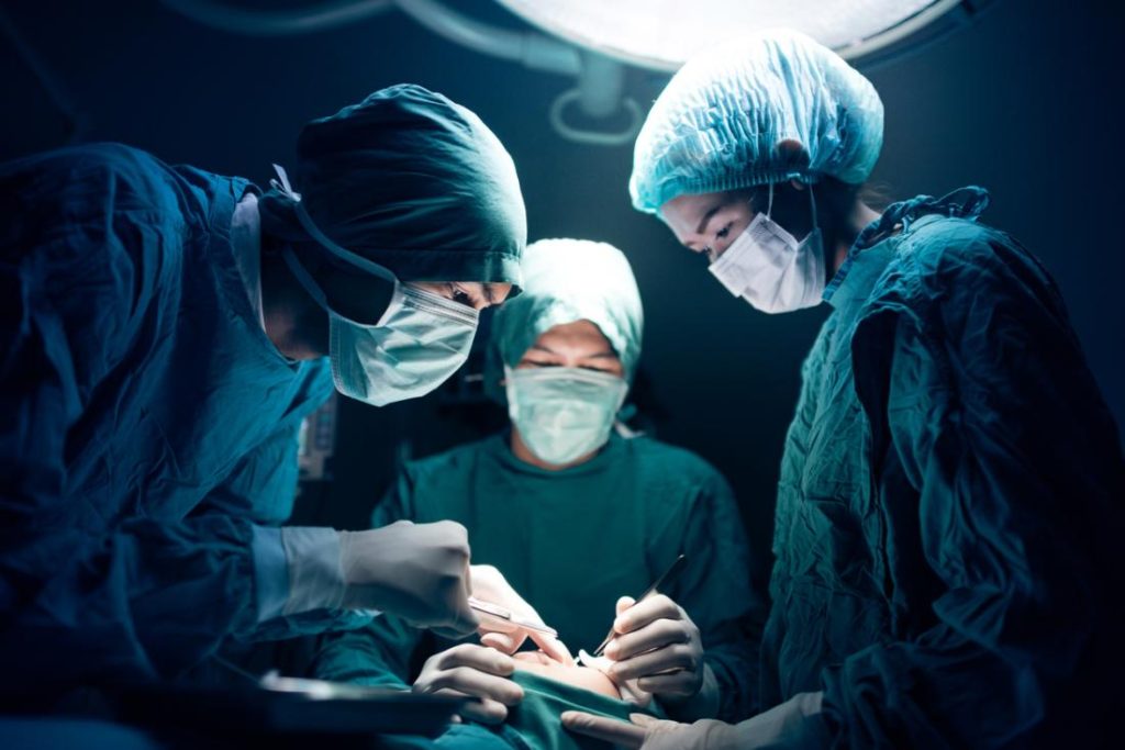 работа хирурга, показано как хирурги и анестизиологи между собой взаимодействуют